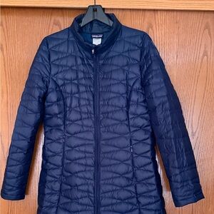 Patagonia Women's Dark Blue Puffer Jacket 
Pre-owned - Good ATHLETES Size: M
* A